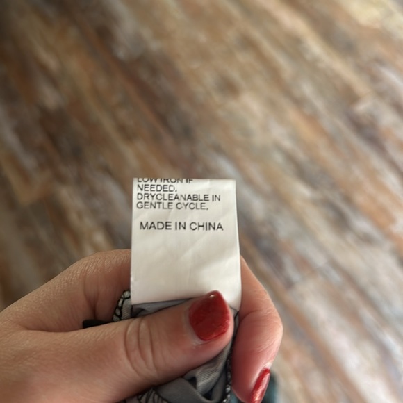 SHEIN XL Button Down Short Sleeve. - Picture 5 of 5